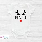 Baba body névvel, rénszarvas agancs mintával és egyedi felirattal - karácsonyra, Mikulásra