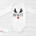 Baba body névvel, rénszarvas agancs mintával és egyedi felirattal - karácsonyra, Mikulásra