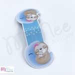 Lajhár mama kicsinyével a holdon - mágneses könyvjelző pöttyös alappal